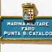 Alla base della torre  affissa una targa della Marina, che ci d il benvenuto allinterno della costruzione